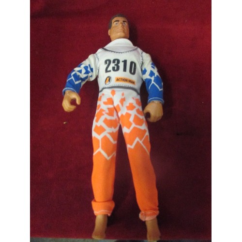 427 - 2 VINTAGE ACTION MEN - ASTRONAUT AND SKIER - MARKED HASBRO 1993 - GOOD CONDITION