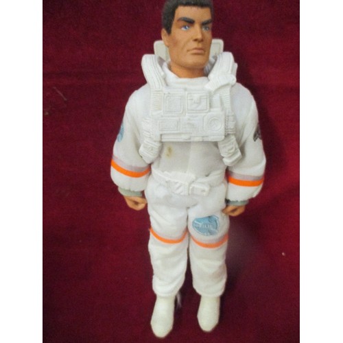 427 - 2 VINTAGE ACTION MEN - ASTRONAUT AND SKIER - MARKED HASBRO 1993 - GOOD CONDITION