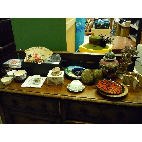 390 - GOOD MIXED LOT & COLLECTABLES INC BOX OF TRINKETS AND HAND FANS, LILLIPUT LANE CLOVER COTTAGE IN BOX... 