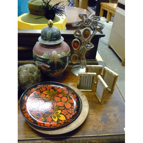 390 - GOOD MIXED LOT & COLLECTABLES INC BOX OF TRINKETS AND HAND FANS, LILLIPUT LANE CLOVER COTTAGE IN BOX... 