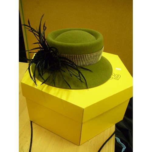 392 - A VERY GOOD QUALITY HAT IN MOSS GREEN FELT WITH BLACK DETAIL BY PHILIP SOMERVILLE, MILLINER TO THE L... 