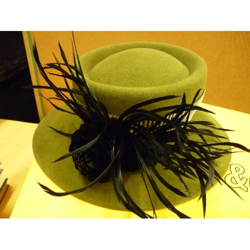 392 - A VERY GOOD QUALITY HAT IN MOSS GREEN FELT WITH BLACK DETAIL BY PHILIP SOMERVILLE, MILLINER TO THE L... 