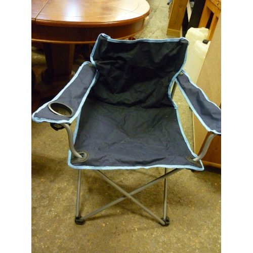 395 - TWO FOLDING CHAIRS IN DARK AND PALE BLUE WITH DRINKS HOLDER