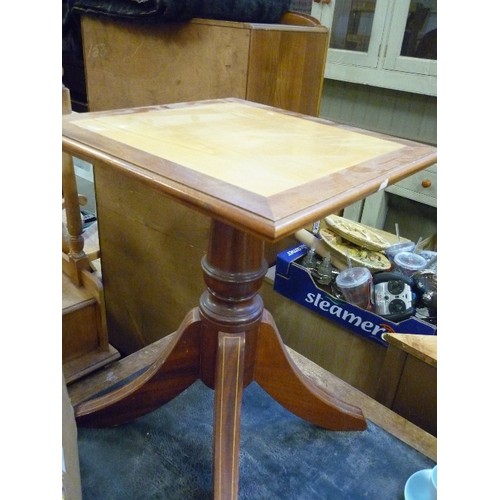 407 - PEDESTAL TABLE WITH VENEERED TOP IN PALE AND DARK WOOD