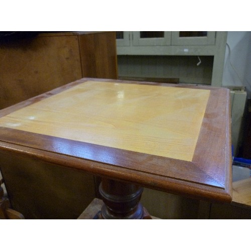 407 - PEDESTAL TABLE WITH VENEERED TOP IN PALE AND DARK WOOD