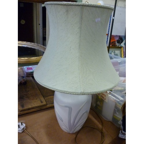 418 - CERAMIC TABLE LAMP WITH BULLRUSH DESIGN - BASE HEIGHT 30CM