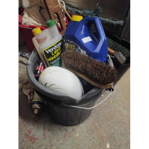 473 - BUCKETS AND CONTENTS OF HAND BRUSHES, WEEDKILLER, JEYES FLUID, TOOLS, WOODEN SPIRIT LEVEL ETC