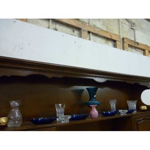 483 - SHELF OF GLASSWARE INC MDINA PINK MOTTLED VASE, TURQUOISE VASE ON FLARED FOOT, BLUE DISHES WITH RAIS... 