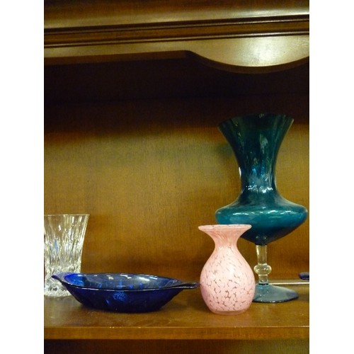 483 - SHELF OF GLASSWARE INC MDINA PINK MOTTLED VASE, TURQUOISE VASE ON FLARED FOOT, BLUE DISHES WITH RAIS... 