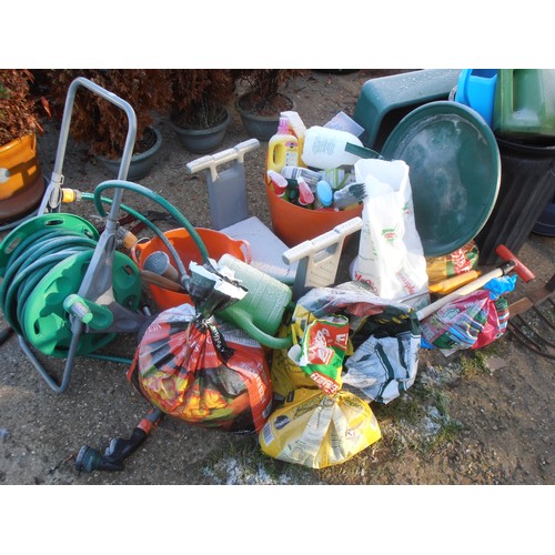 531 - LARGE LOT OF MIXED GARDEN ITEMS, HOSE ON REEL, TOOLS, SPRAYS ETC