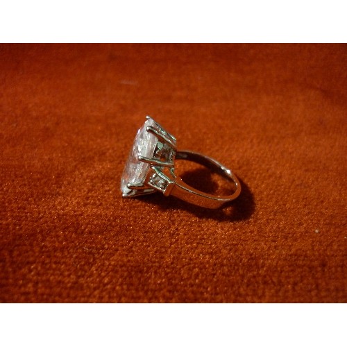 19 - A SILVER METAL DRESS RING WITH A LARGE MARQUISE CUT PASTE STONE 2CM X 1.2 CM