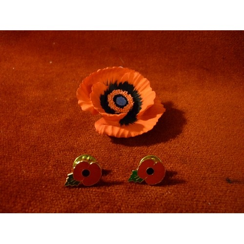 28 - A BEAUTIFUL CERAMIC POPPY BROOCH (5CM) AND 2 REMEMBRANCE POPPY LAPEL BADGES