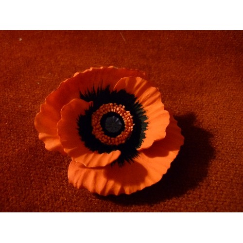 28 - A BEAUTIFUL CERAMIC POPPY BROOCH (5CM) AND 2 REMEMBRANCE POPPY LAPEL BADGES