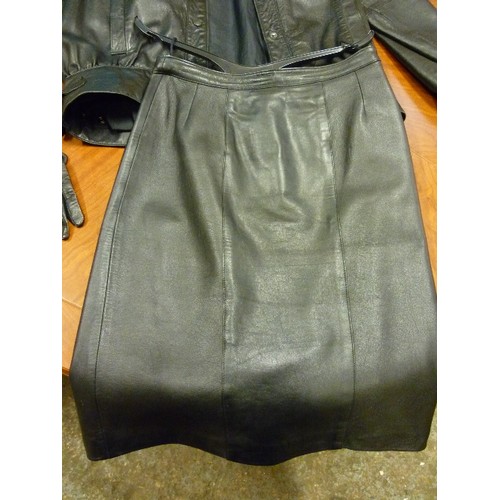 252 - GOOD QUALITY RETRO LEATHER SKIRT AND JACKET, AND MATCHING GLOVES. SIZE 12. BLACK. GENEL-LONDON.