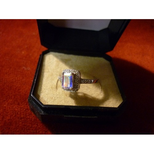 35 - A VERY PRETTY 9CT WHITE GOLD DRESS RING SET WITH A SQUARE CUT IRIDESCENT STONE AND 