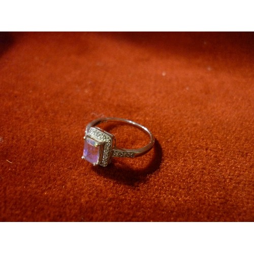 35 - A VERY PRETTY 9CT WHITE GOLD DRESS RING SET WITH A SQUARE CUT IRIDESCENT STONE AND 