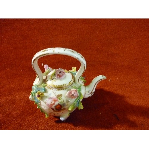 51 - A 19TH CENTURY MINIATURE POTRCELAIN TEAPOT HANDPAINTED WITH FLOWERS AND AN ANTIQUE  HORN CASED MAGNI... 