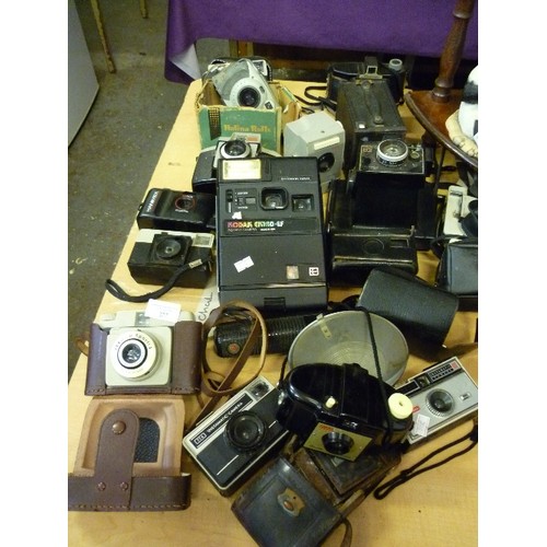 227 - LARGE COLLECTION OF VINTAGE CAMERAS. INC A VERY ZEISS IRON IN VERY POOR CONDITION, AN ILFORD SPORTI ... 