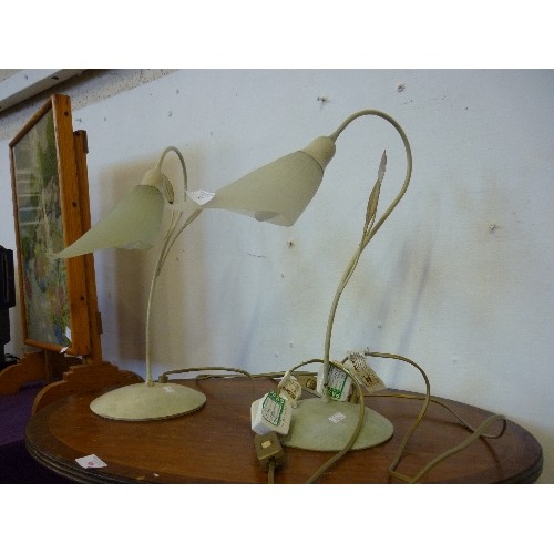 87 - A PAIR OF TABLE LAMPS. ELEGANT LILY SHAPE GLASS SHADES AND METAL STEMS.