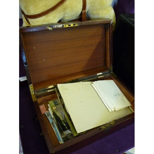 103 - LOVELY VINTAGE LIDDED BOX FULL OF OLD POSTCARDS AND PHOTOGRAPHS.