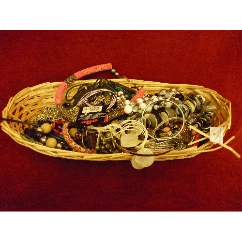 119 - QUANTITY OF COSTUME JEWELLERY, CONTAINED IN A BASKET.