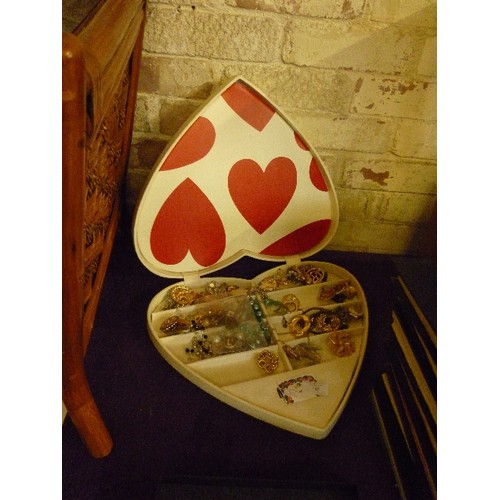 145 - LARGE VINTAGE MOSCHINO HEART JEWELLERY BOX, CONTAINING COSTUME JEWELLERY, INCLUDES MANY DECORATIVE S... 