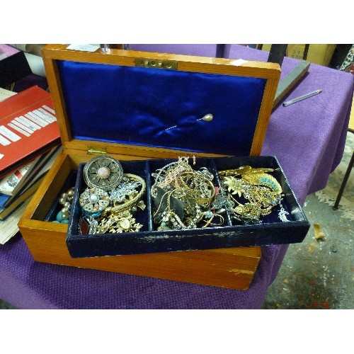 181 - LOVELY WOODEN JEWELLERY BOX CONTAINING 2 LAYERS OF GOOD QUALITY COSTUME JEWELLERY. LOVELY BROOCHES E... 
