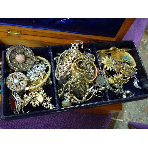 181 - LOVELY WOODEN JEWELLERY BOX CONTAINING 2 LAYERS OF GOOD QUALITY COSTUME JEWELLERY. LOVELY BROOCHES E... 