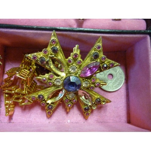 178 - LARGE QUANTITY OF GOOD QUALITY  COSTUME JEWELLERY. LOVELY BROOCHES, RINGS, PENDANTS ETC.