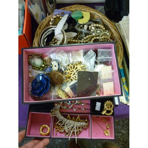 178 - LARGE QUANTITY OF GOOD QUALITY  COSTUME JEWELLERY. LOVELY BROOCHES, RINGS, PENDANTS ETC.