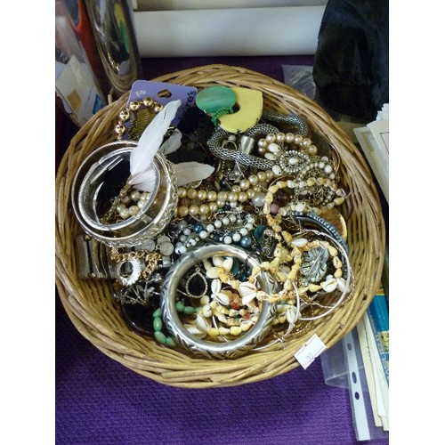 178 - LARGE QUANTITY OF GOOD QUALITY  COSTUME JEWELLERY. LOVELY BROOCHES, RINGS, PENDANTS ETC.