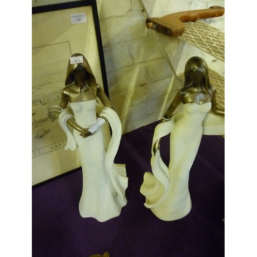 123 - 2 LARGE ELEGANT CONTEMPORARY CERAMIC FIGURES. 47 CM H. BRONZED AND WITH IVORY DRESSES.