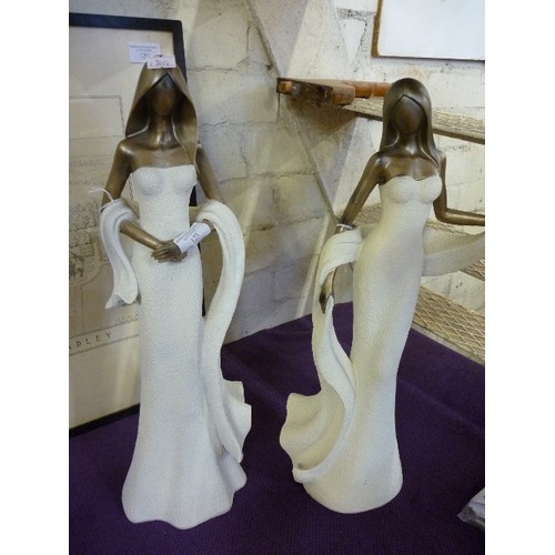 123 - 2 LARGE ELEGANT CONTEMPORARY CERAMIC FIGURES. 47 CM H. BRONZED AND WITH IVORY DRESSES.