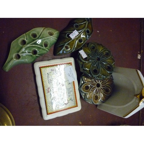 197 - CERAMIC ITEMS. INCLUDES  4 X VINTAGE WADE? CANDLE HOLDERS, AND A WADE 'GUINNESS' POT LID.