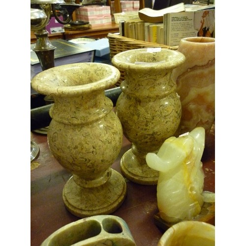 214 - HEAVY ONYX/POLISHED STONE ITEMS. INCLUDES A PAIR OF VASES, AN ADDITIONAL VASE AND OTHER DECORATIVE I... 