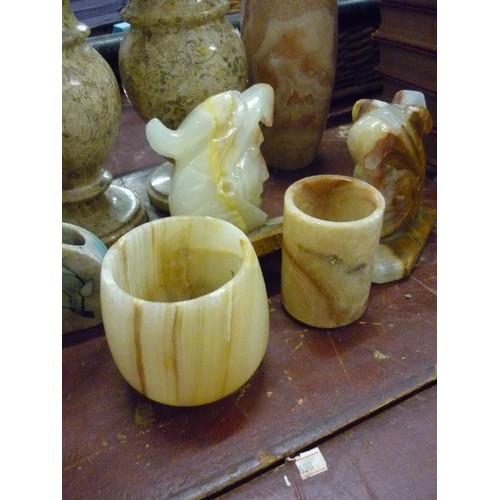 214 - HEAVY ONYX/POLISHED STONE ITEMS. INCLUDES A PAIR OF VASES, AN ADDITIONAL VASE AND OTHER DECORATIVE I... 