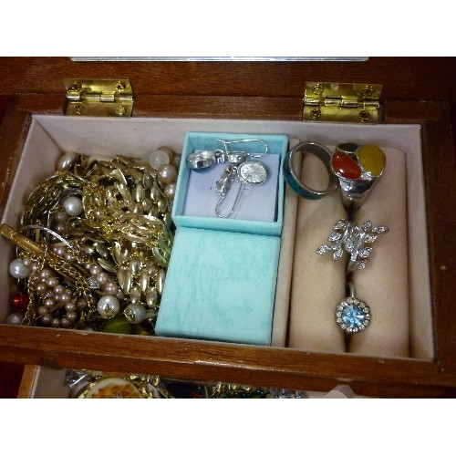 218 - JEWELLERY BOX/CHEST. CONTAINS 2 TIERS OF COSTUME JEWELLERY.