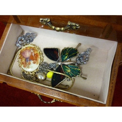 218 - JEWELLERY BOX/CHEST. CONTAINS 2 TIERS OF COSTUME JEWELLERY.