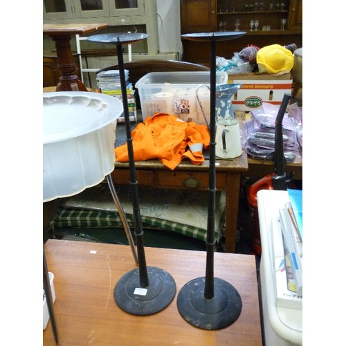 287 - A PAIR OF HEAVY BLACK METAL CANDLE STANDS/ PEDESTALS. WITH SPIKES FOR CANDLE OR OASIS. APPROX 75CM H... 