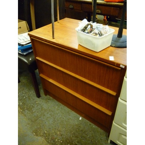 289 - TEAK 3 DRAWER CHEST OF DRAWERS. 80CM W/ 72CM H/ 47CM D. GOOD CLEAN CONDITION. DRAWERS RUN WELL.