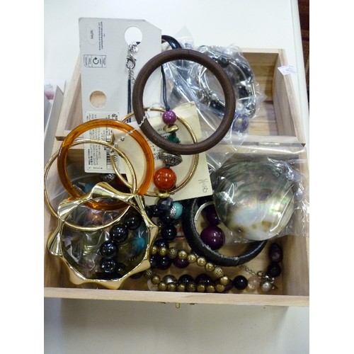 291 - SMALL PINE BOX CONTAINING COSTUME JEWELLERY. APPEARS NEW CONDITION, SOME WITH TAGS.