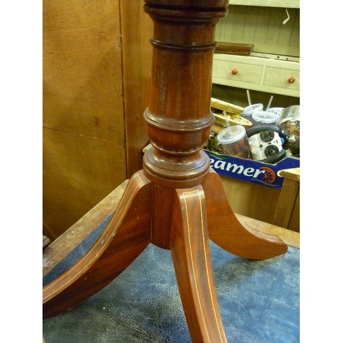 344 - SMALL SQUARE PEDESTAL TABLE WITH VENEERED TOP IN PALE AND DARK WOOD