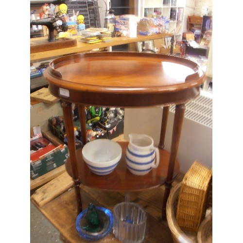 376 - ELEGANT OVAL OCCASIONAL TABLE [PART RAISED EDGE], WITH LOWER SHELF. POLISHED WOOD.