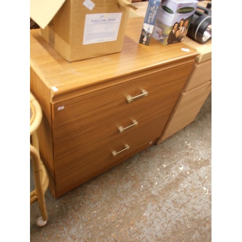 338 - 3 DRAWER WOOD EFFECT CHEST OF DRAWERS.