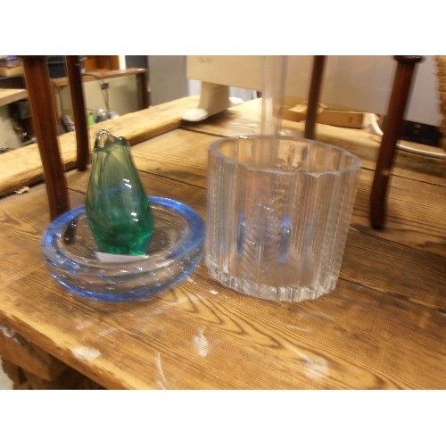 378 - HEAVY VINTAGE GLASS ITEMS. BLUE BUBBLE GLASS ROLLED-EDGE ASHTRAY/DISH, 3 VASES INC A HEAVY OVAL.