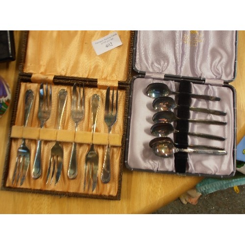 402 - VINTAGE CUTLERY, IN ORIGINAL CASES AND BOXES.