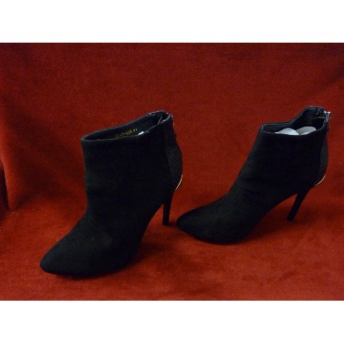 94 - WOMENS FOOTWEAR SIZE 7/8. HIGH HEELED BLACK SUEDE ANKLE BOOTS, BLACK PATENT PUMPS, AND LACE-UP GREY ... 