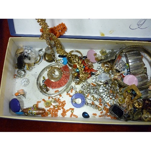 142 - QUANTITY OF COSTUME JEWELLERY. MIXED ITEMS AND STYLES.