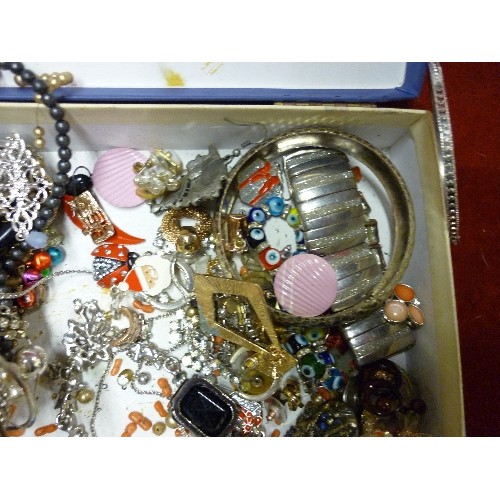 142 - QUANTITY OF COSTUME JEWELLERY. MIXED ITEMS AND STYLES.
