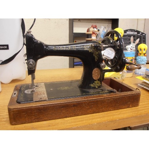 318 - VINTAGE SINGER SEWING MACHINE, WITH MANUAL HANDLE.